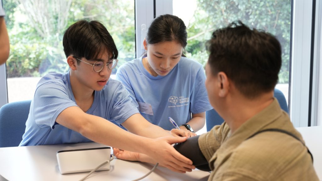 港大醫學院舉辦大型免費健康篩查活動,吸引約200名職業司機參加。