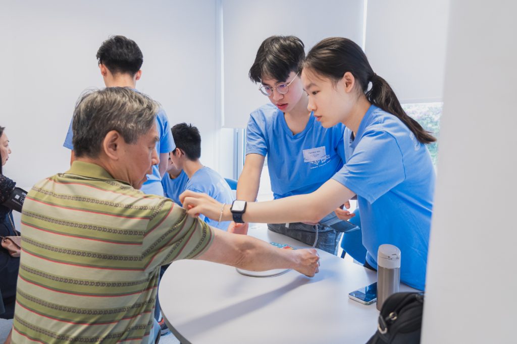 港大醫學院舉辦大型免費健康篩查活動,吸引約200名職業司機參加。