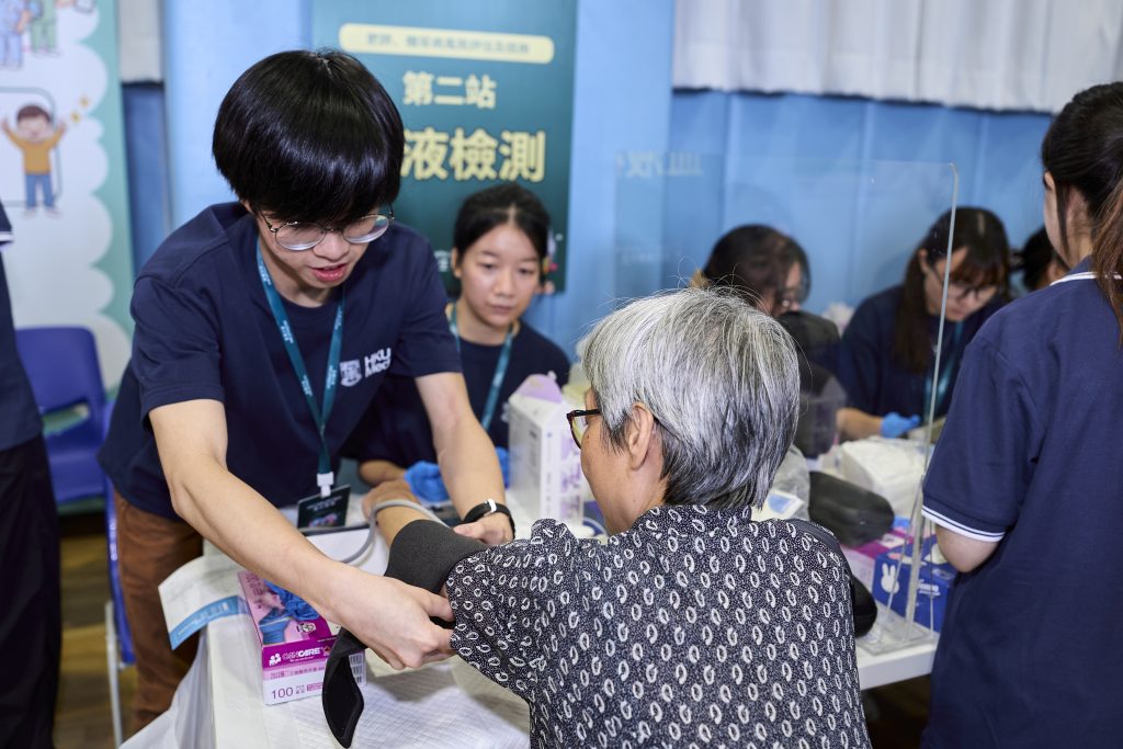 港大醫學院首度與民青局和關愛隊攜手舉辦「掌握你的健康人生– 18區關愛健康巡禮」啟動禮