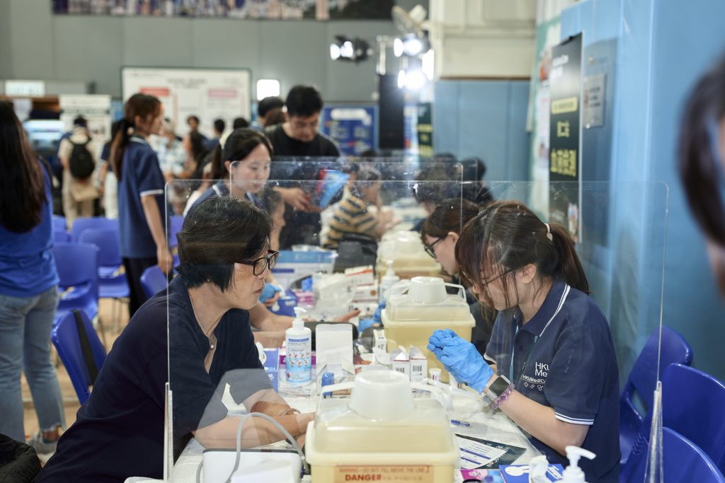 港大醫學院首度與民青局和關愛隊攜手舉辦「掌握你的健康人生– 18區關愛健康巡禮」啟動禮