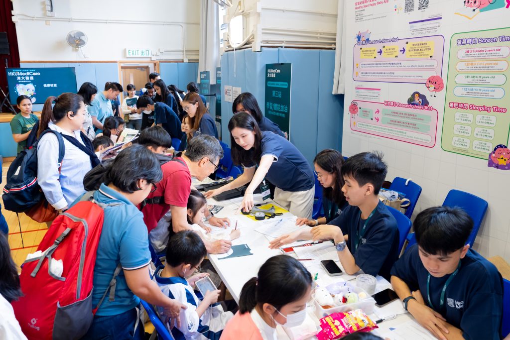 港大醫學院首度與民青局和關愛隊攜手舉辦「掌握你的健康人生– 18區關愛健康巡禮」啟動禮
