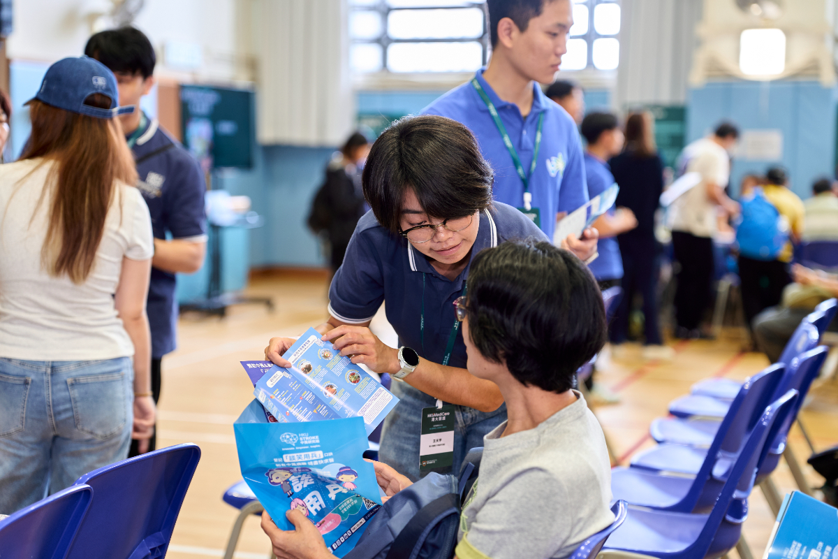 港大醫學院首度與民青局和關愛隊攜手舉辦「掌握你的健康人生– 18區關愛健康巡禮」啟動禮