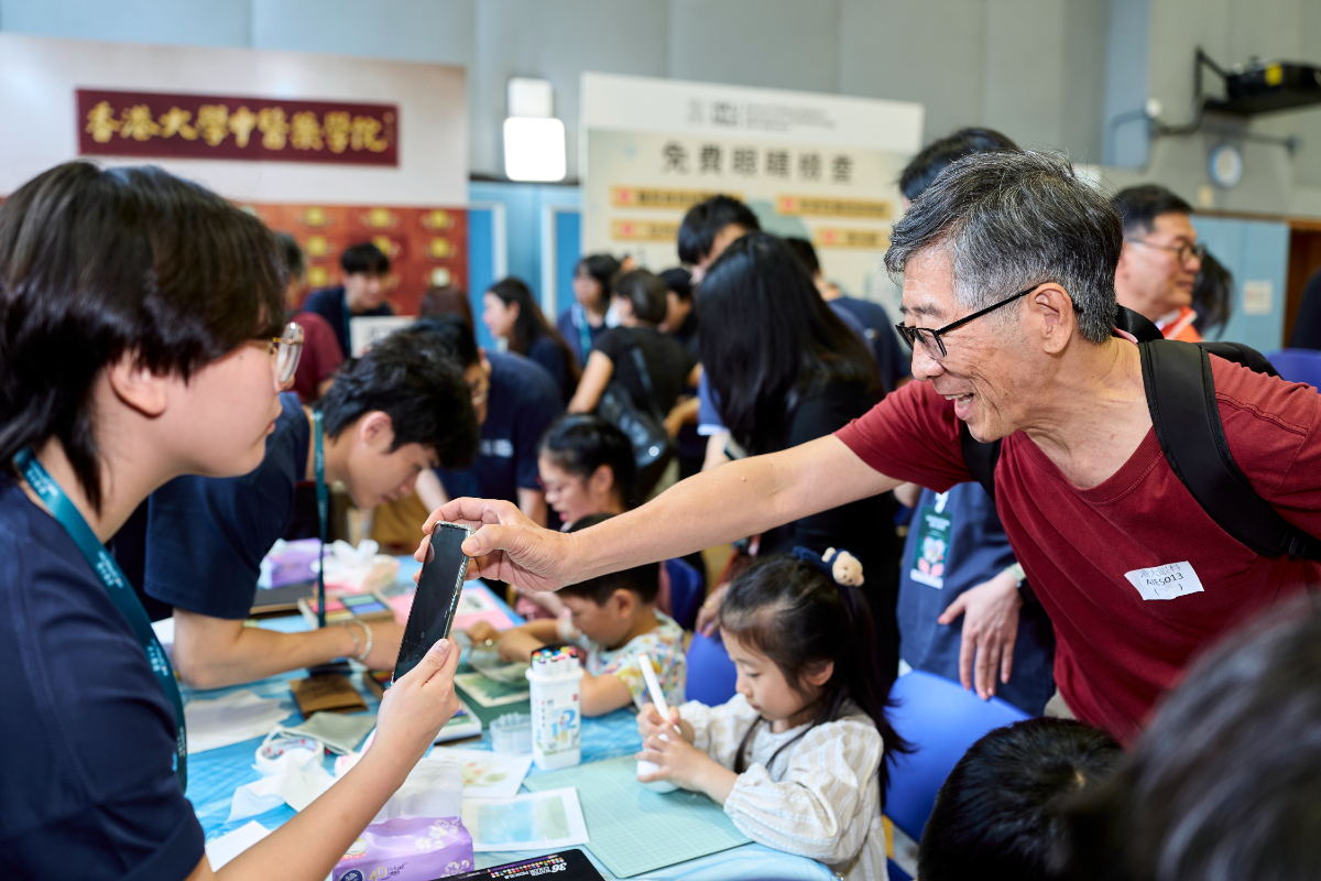 港大醫學院首度與民青局和關愛隊攜手舉辦「掌握你的健康人生– 18區關愛健康巡禮」啟動禮