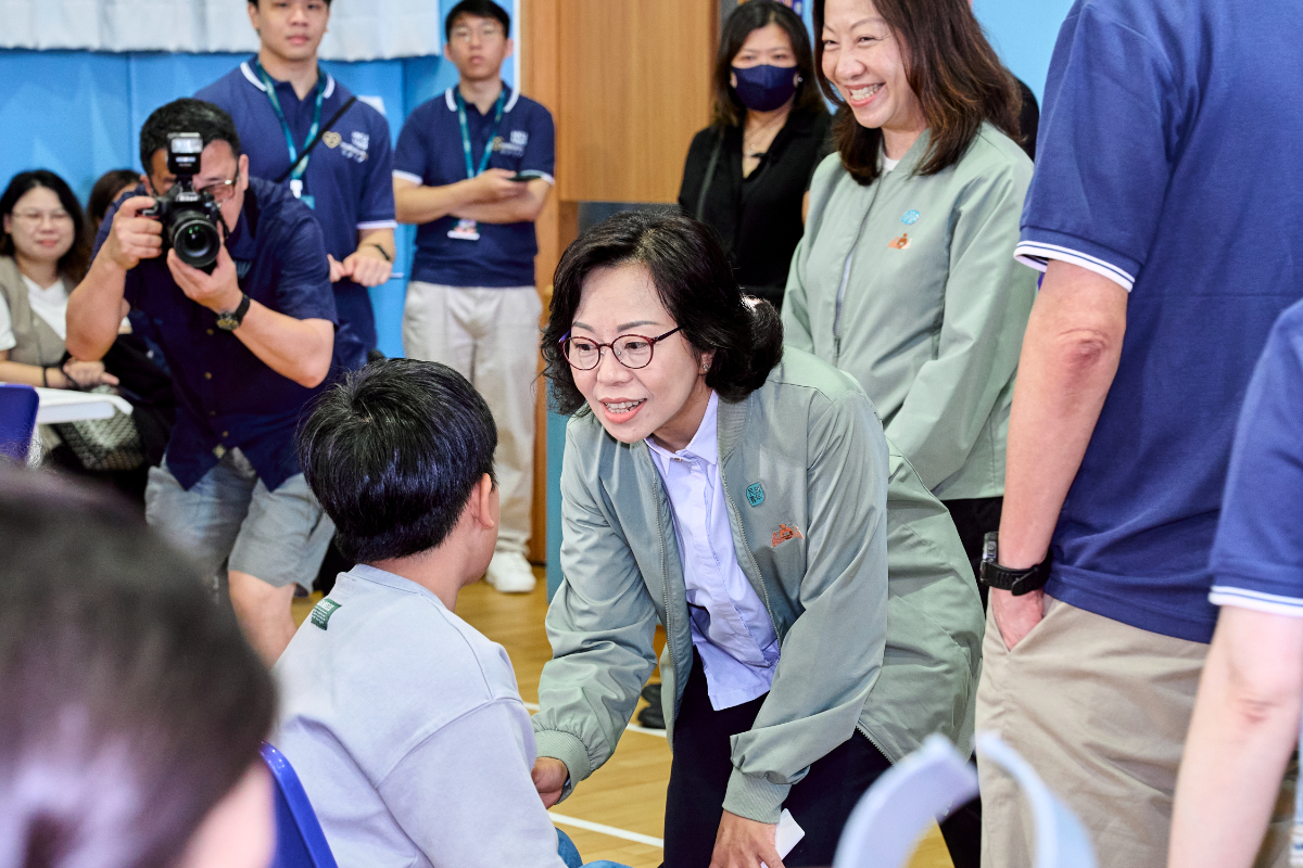 港大醫學院首度與民青局和關愛隊攜手舉辦「掌握你的健康人生– 18區關愛健康巡禮」啟動禮